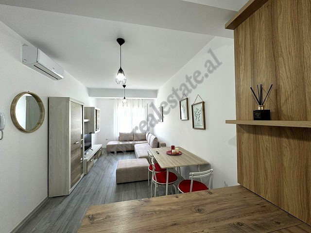 Apartament 1+1 me qira tek Residenca e Kodra e Diellit 2 ne Tirane.
Eshte e pozicionuar ne katin e 
